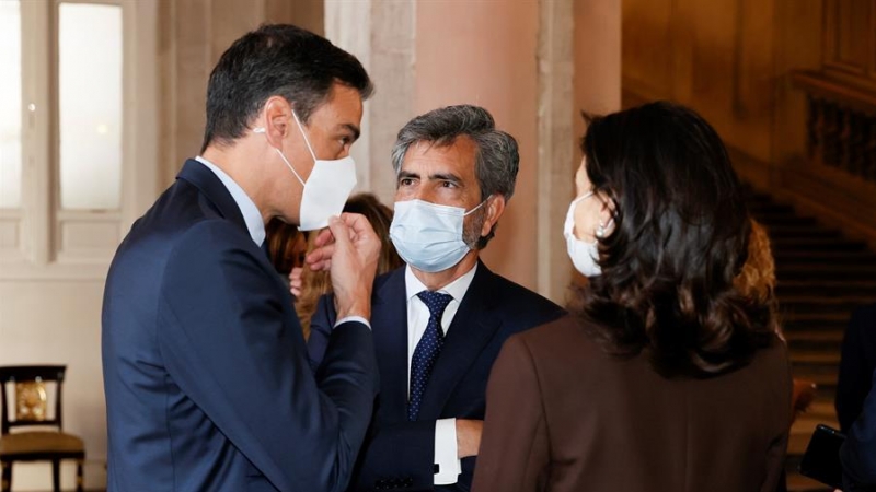 El presidente del Gobierno, Pedro Sánchez (i) conversa con el presidente del Consejo General del Poder Judicial (CGPJ), Carlos Lesmes (c), y la ministra deJusticia, Pilar Llop, antes del inicio del acto de homenaje de estado a las víctimas de la pandemia