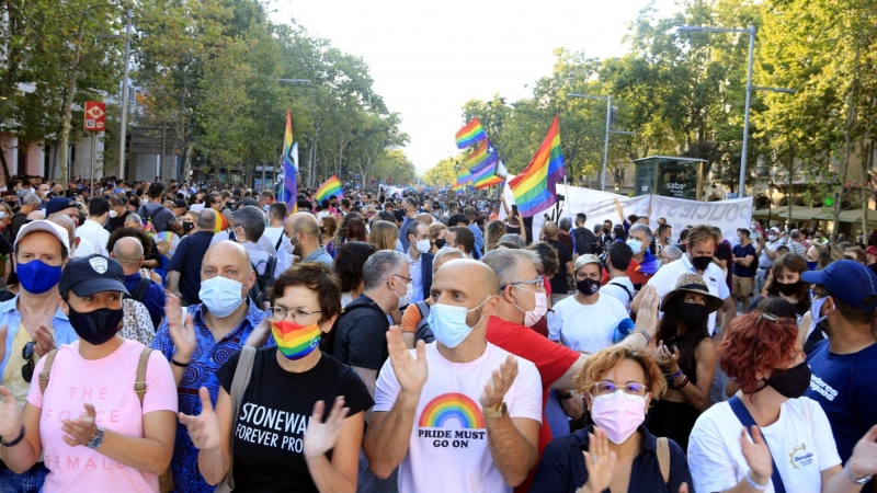 Centenars de persones concentrades al passeig de Gràcia de Barcelona contra la violència LGTBI-fòbica, amb representants de la Plataforma d'Entitats LGTBI i el Pride a la capçalera. 22 de juliol del 2021.