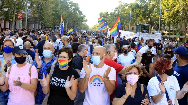 Centenars de persones concentrades al passeig de Gràcia de Barcelona contra la violència LGTBI-fòbica, amb representants de la Plataforma d'Entitats LGTBI i el Pride a la capçalera. 22 de juliol del 2021.