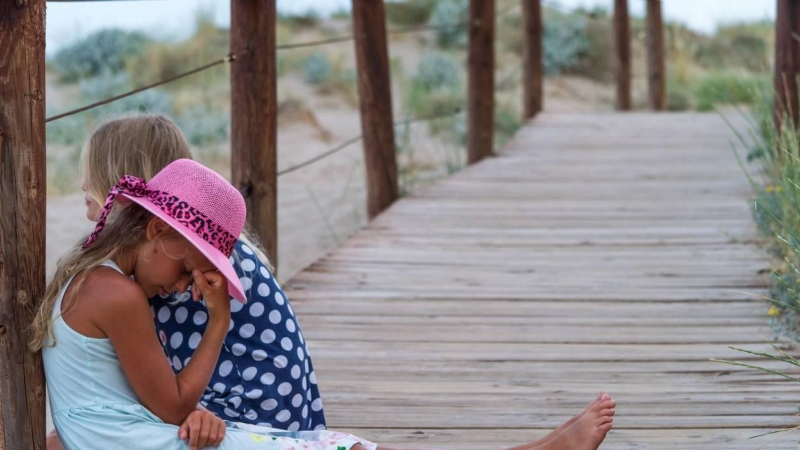 Niña agotada en sus vacaciones