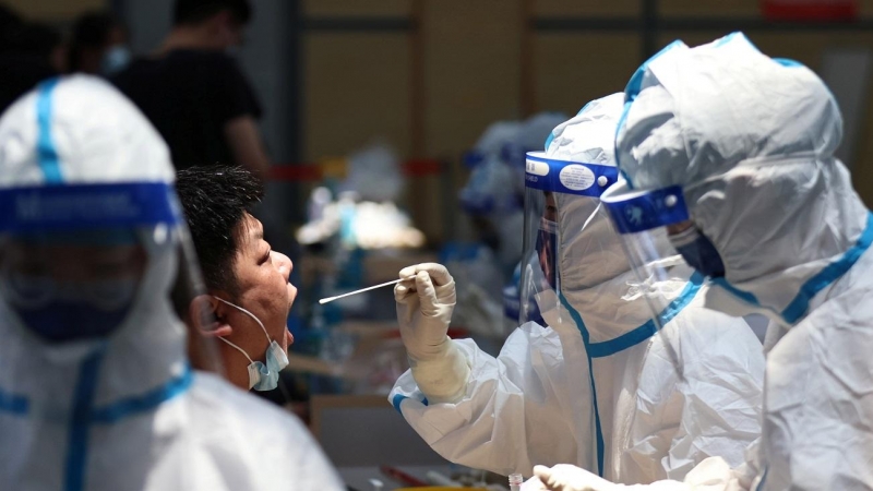 Sanitarios realizan pruebas covid en la ciudad china de Nankín.