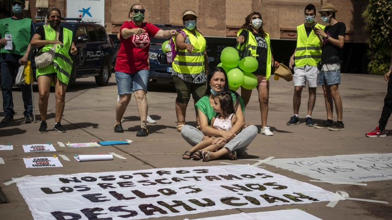 Manuela Martín y su hija Ari, de dos años, protestan en la puerta del Caixa Forum de Madrid para pedir a Caixabank un alquiler social tras el desahucio de a pasada semana en Vallecas.