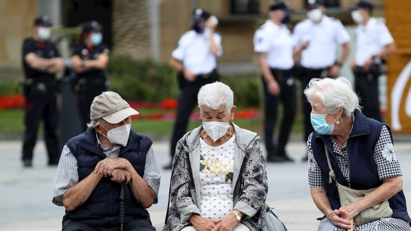 Unas personas conversan protegidos con mascarillas este viernes en San Sebastián.