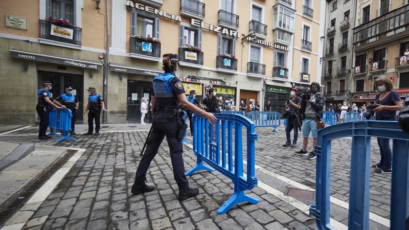 Una agente de policía coloca una valla en el arranque de los ‘No Sanfermines’, del 6 de julio de 2021, en Pamplona.