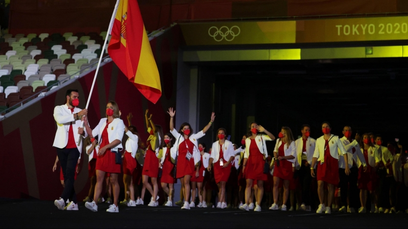 La delegación española entra al estadio olímpico de Tokio.