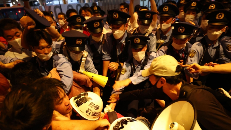 Protestas en el exterior del estadio olímpico de Tokio antes de la inauguración de los JJOO.