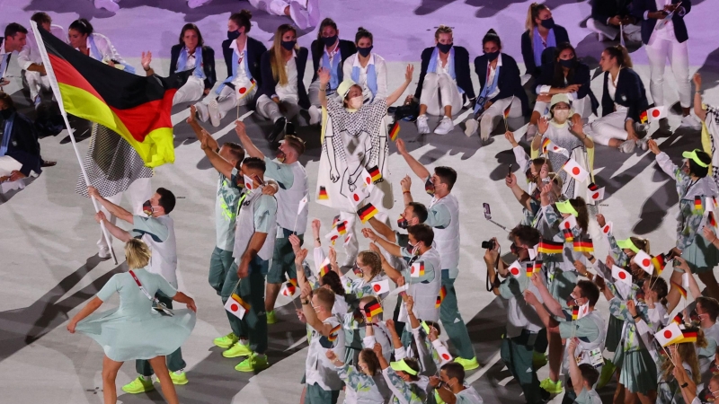 Los atletas han ido colocándose en el centro del estadio tras desfilar con sus países en la ceremonia de inauguración de Tokio 2020.