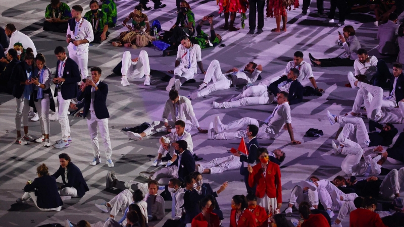 Los atletas se sitúan en el centro del estadio olímpico de Tokio tras desfilar con sus países.