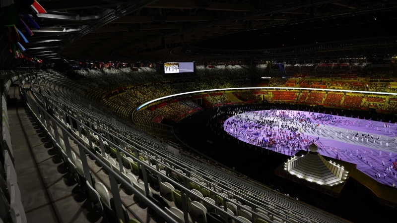 Impresionante vista del estadio de Tokio durante la inauguración de los Juegos Olímpicos, cuyas gradas han permanecido vacías por la pandemia de Covid-19