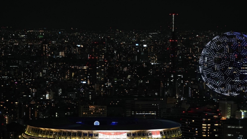 Cientos de drones forman un globo terráqueo en el cielo de Tokio, durante la inauguración de sus Juegos Olímpicos