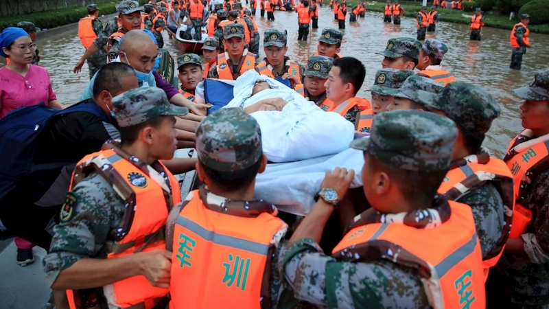 Miembros de los servicios de emergencia evacuan a los residentes de Zhengzhou (China).