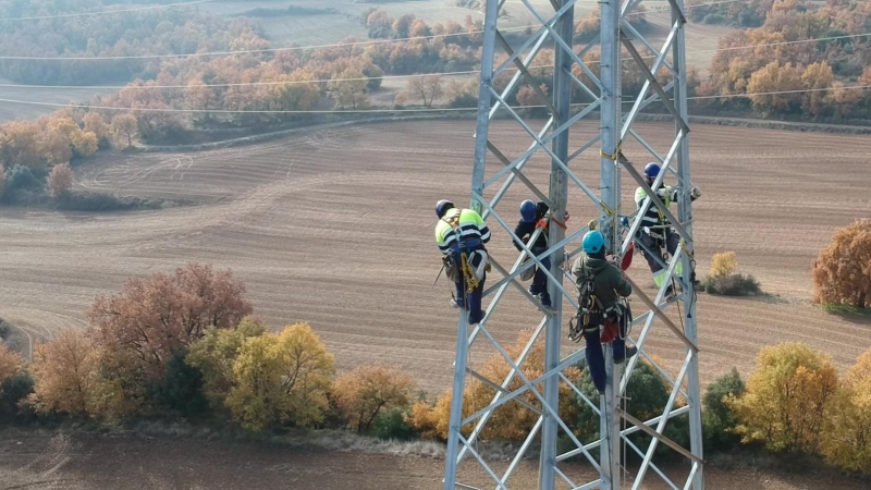 Uns operaris treballant en una torre elèctrica, en una imatge cedida aquest 21 d'abril del 2021