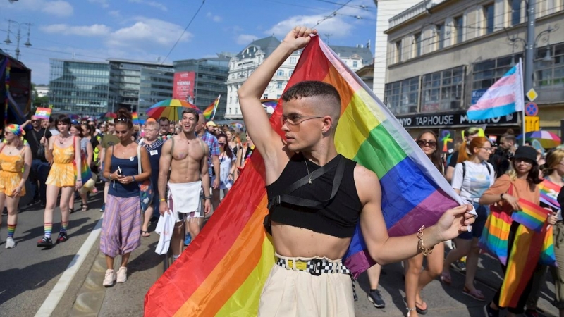 Miles de húngaros se manifiestan en Budapest durante el desfile Orgullo Gay celebrado este sábado 24 de julio.