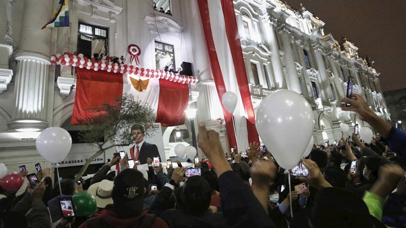 Simpatizantes del presidente electo de Perú, Pedro Castillo, y su vicepresidenta Dina Boluarte, se congregan bajo un balón para recibirlos en la Plaza San Martín, luego de recibir las credenciales de sus cargos el pasado 23 de julio, en Lima (Perú).