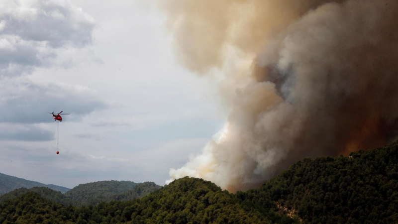 Un helicóptero de la UME trabaja en la extinción del incendio en la sierra de Santa María de Miralles