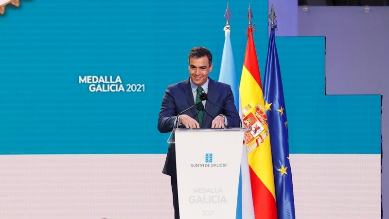 El Presidente del Gobierno, Pedro Sánchez, durante la ceremonia de entrega de la Medalla de Galicia este domingo en Santiago de Compostela.