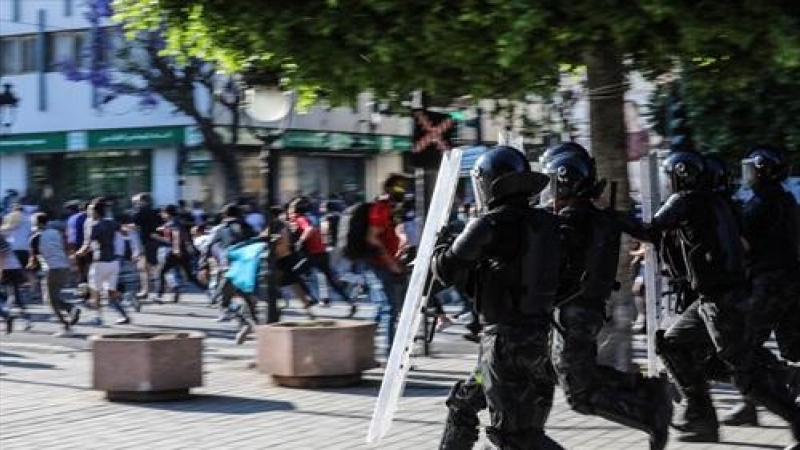 Agentes de las fuerzas de seguridad tunecinas corren para dispersar una protesta contra la violencia policial,  en una imagen de archivo.