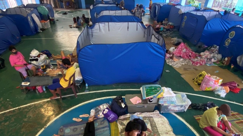 Algunos residentes filipinos de Manila habitan en un refugio temporal por los daños de las inundaciones.