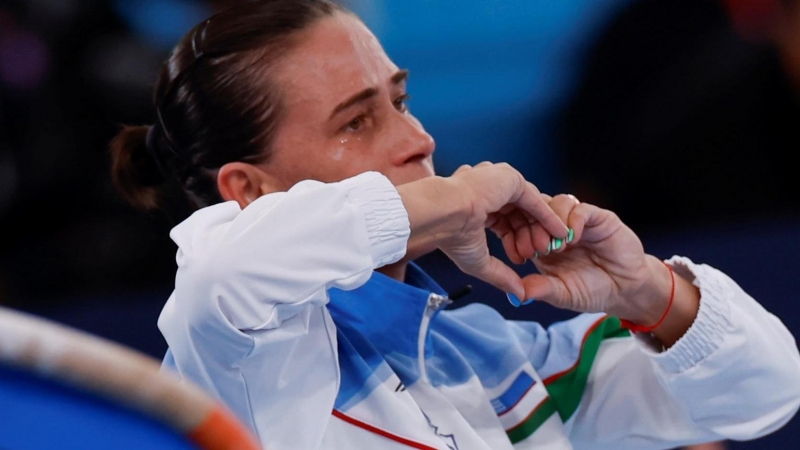 La uzbeka Oksana Chusovitina, que compitió en sus octavos Juegos Olímpicos a sus 46 años, recibe el cariño del público tras su ejercicio de Gimnasia Artística durante los Juegos Olímpicos 2020, este domingo en el Centro de Gimnasia de Ariake de Tokio