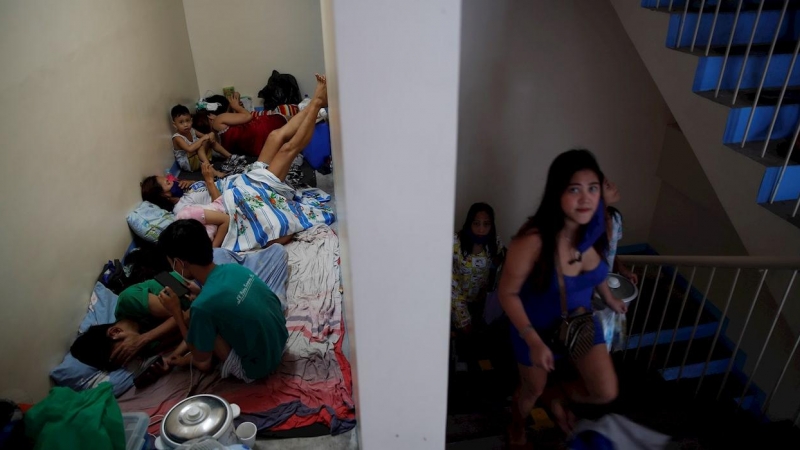 Un grupo de niños duerme en un refugio temporal por las inundaciones.