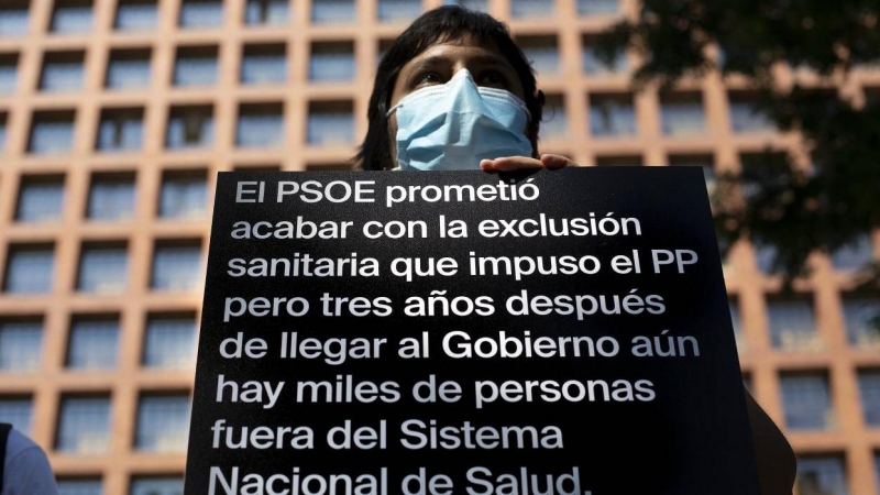 Manifestantes de REDER este lunes frente al Ministerio de Sanidad