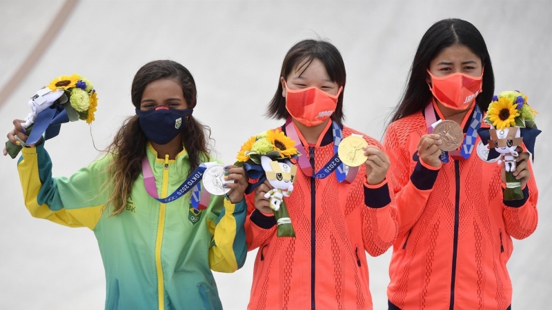 La medallista de oro Momiji Nishiya (Centro) de Japón, la medallista de plata Rayssa Leal (Izquierda) de Brasil y la medallista de bronce Funa Nakayama (Derecha).