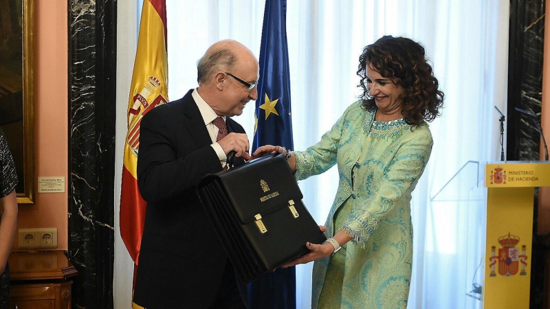 La ministra de Hacienda, María Jesús Montero, es desde hace unas semanas la responsable de los asuntos de personal de una Administración central que sigue sufriendo los recortes de su antecesor, Cristóbal Montoro