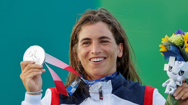 La española Maialen Chourraut celebra en el podio tras recibir la medalla de plata en kayak femenino en piragüismo en eslalon durante los Juegos Olímpicos este 27 de julio de 2021.