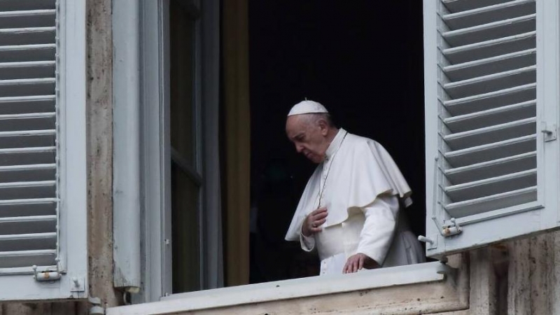 El Papa Francisco se asoma a la Plaza de San Pedro