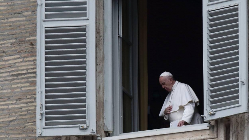 El Papa Francisco se asoma a la Plaza de San Pedro