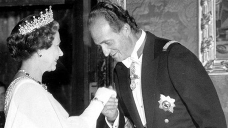 Juan Carlos I saluda a Isabel II en esta imagen histórica, una de las pocas que hay de los dos en los archivos gráficos.