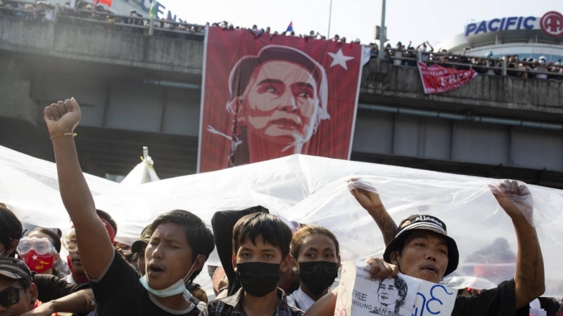 Manifestantes en Myanmar gritan en una marcha por las calles contra el golpe de estado militar