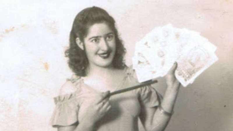 Manuela Rejas, conocida como La Maga Violeta, obtuvo el carné de ilusionista a los 16 años.