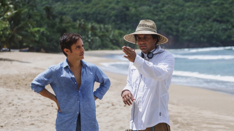 El director M. Night Shyamalan con el actor Gael García Bernal, en el rodaje.