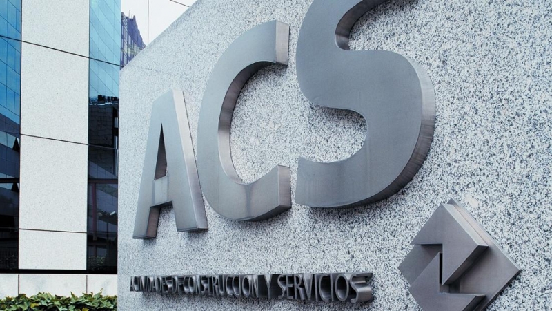 El logo de la constructora ACS, a la entrada de su sede en Madrid.