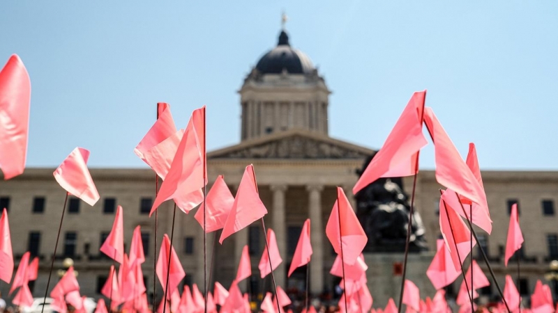 Banderas frente al Edificio Legislativo de Manitoba (Canadá) el 1 de julio de 2021 tras encontrarse 182 tumbas en un internado canadiense para indígenas.