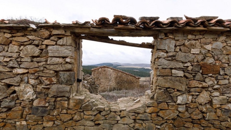 Imagen de una casa en ruinas en el pueblo de Sarnago, Soria, abandonado y sin habitantes por la despoblación rural.