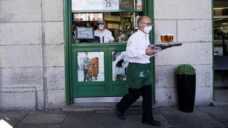 Un camarero con una bandeja con cervezas, en un bar junto a la Plaza Mayor de Madrid. REUTERS/Juan Medina
