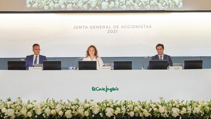 La presidenta de El Corte Inglés, Marta Álvarez; el consejero delegado, Víctor del Pozo (i) y José Ramón de Hoces (d), durante la junta de accionistas del grupo de grandes almacenes EFE/ El Corte Ingles