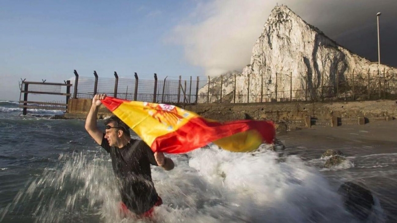 Ortega Smith entrando a nado en el peñón de Gibraltar.