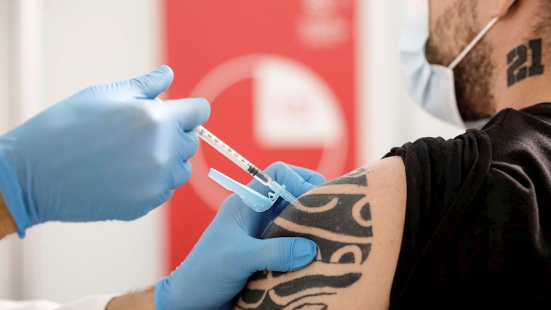 Un joven recibe su primera dosis de la vacuna, este miércoles, en la Ciudad de las Artes y las Ciencias de Valencia, día en el que la Conselleria de Sanidad inicia la vacunación masiva contra la Covid-19 a jóvenes de 20 a 29 años en Valencia.