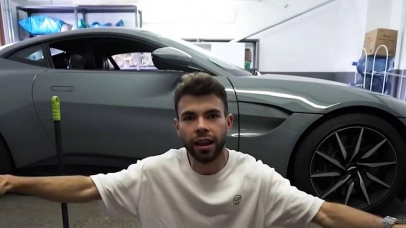 El 'youtuber' Salva estrella su nuevo coche, un Aston Martin, poco después de comprarlo (captura de vídeo)