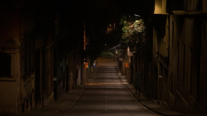 Una calle de Barcelona vacía al inicio del toque de queda por la crisis sanitaria del Covid-19.