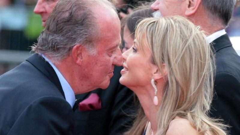 Juan Carlos I saluda a su entonces amante Corinna Sayn-Wittgenstein durante un acto en 2006 | Archivo.