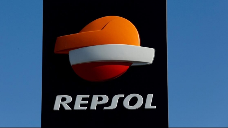 El logo de Repsol, en una estación de servicio de la petrolera en la localidad de Bormujos, cerca de Sevilla. REUTERS/Marcelo del Pozo