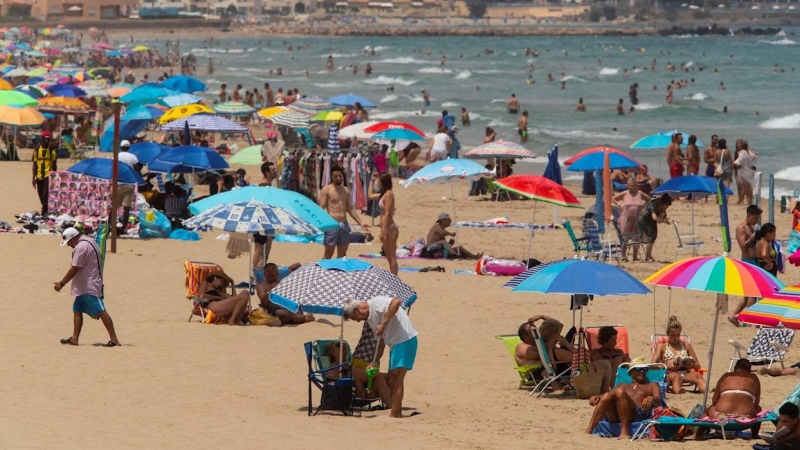 Cientos de personas en la playa de La Manga del Mar Menor, Cartagena, el pasado viernes 23 de julio.