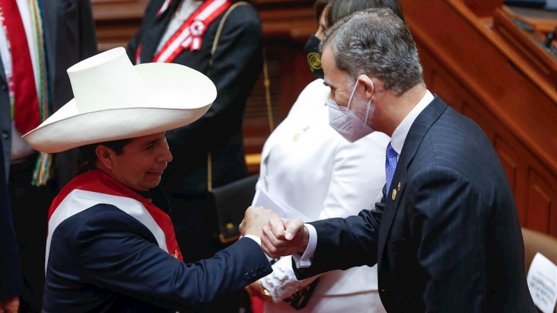 El presidente de Perú, Pedro Castillo, saluda al rey de España, Felipe VI, tras su investidura.