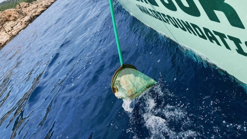 Se busca personal para recoger plásticos en la costa de Ibiza.