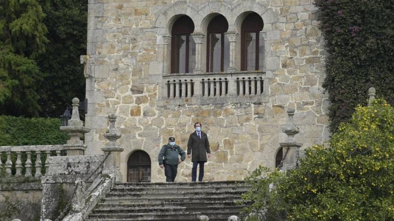 Un abogado del Estado acompañado de un Guardia Civil colabora en la realización del inventario del Pazo de Meirás, en Sada, A Coruña, Galicia, (España), a 11 de noviembre de 2020