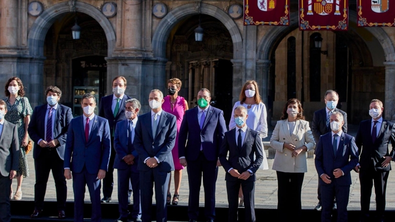 Foto de familia antes de celebrarse la Conferencia de Presidentes en Salamanca.